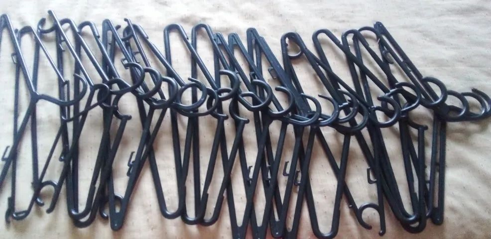 Cabide de plástico preto. - Foto 3