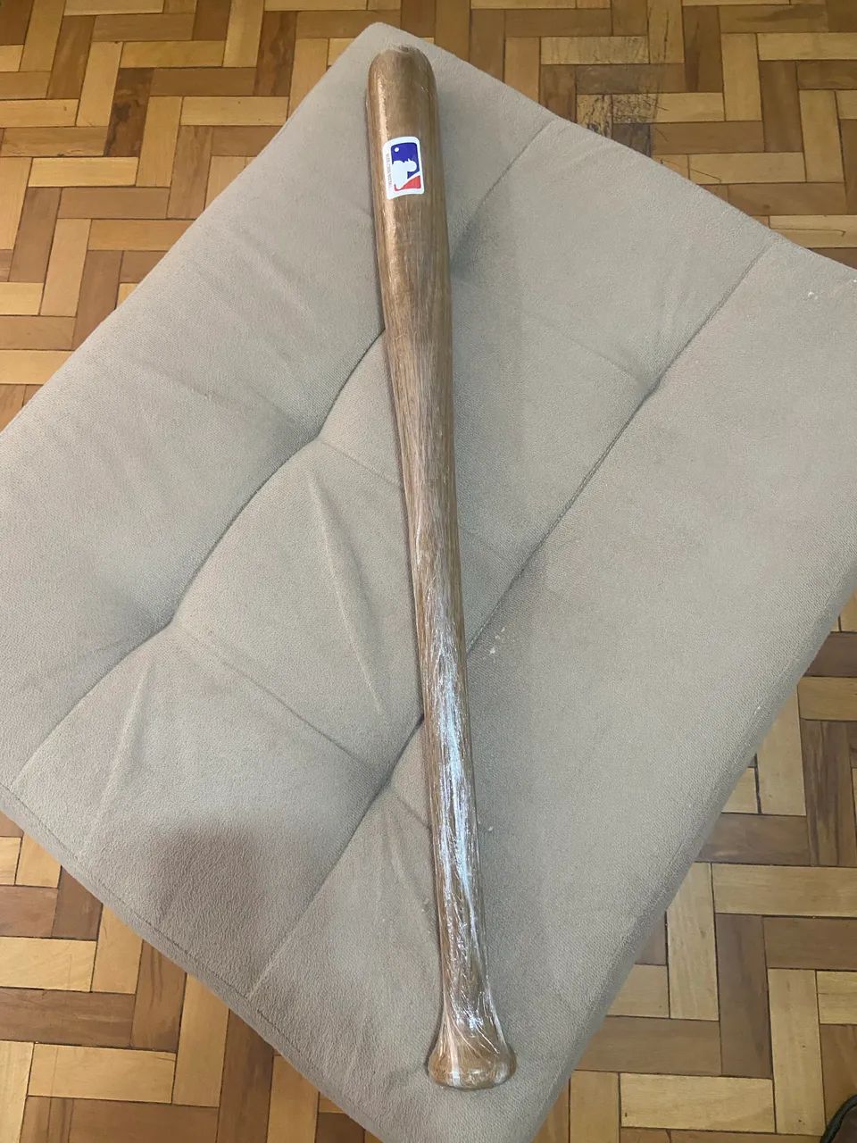 Taco de beisebol de madeira 76cm com suporte de parede 