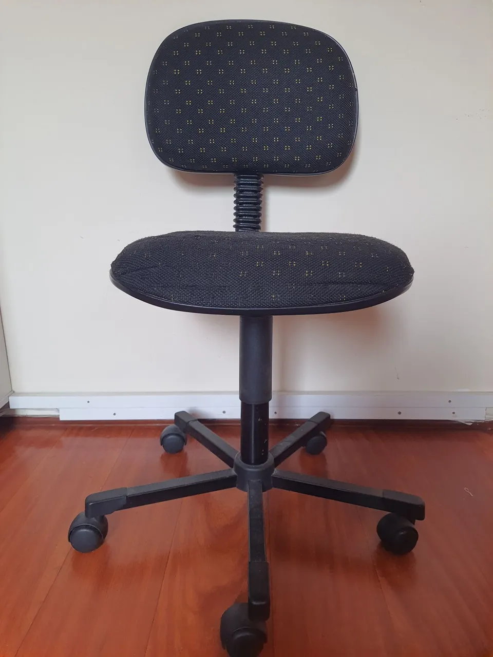 Cadeira de Escritório com Rodas
