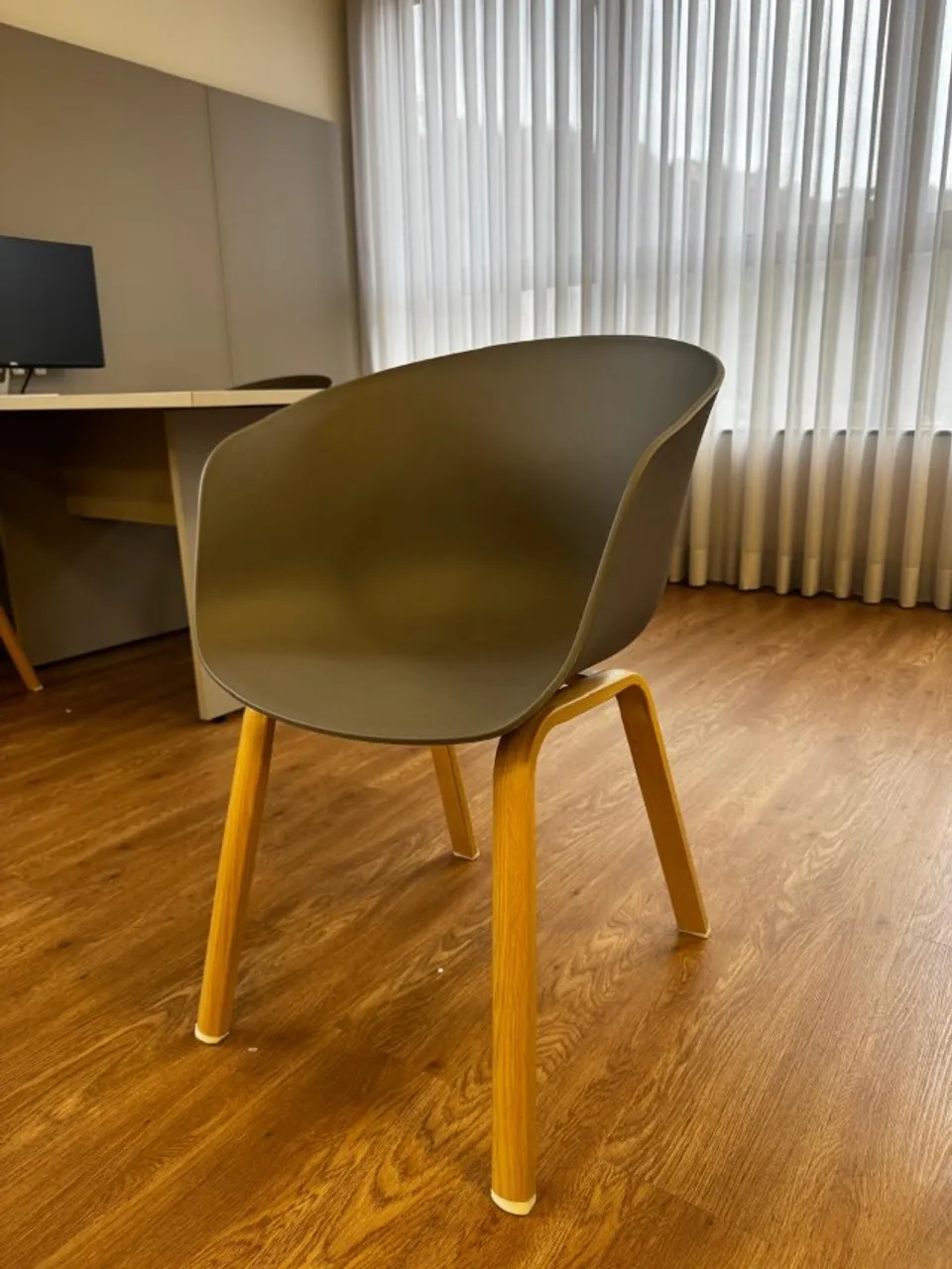 Vendo mesa de reunião e 4 cadeiras