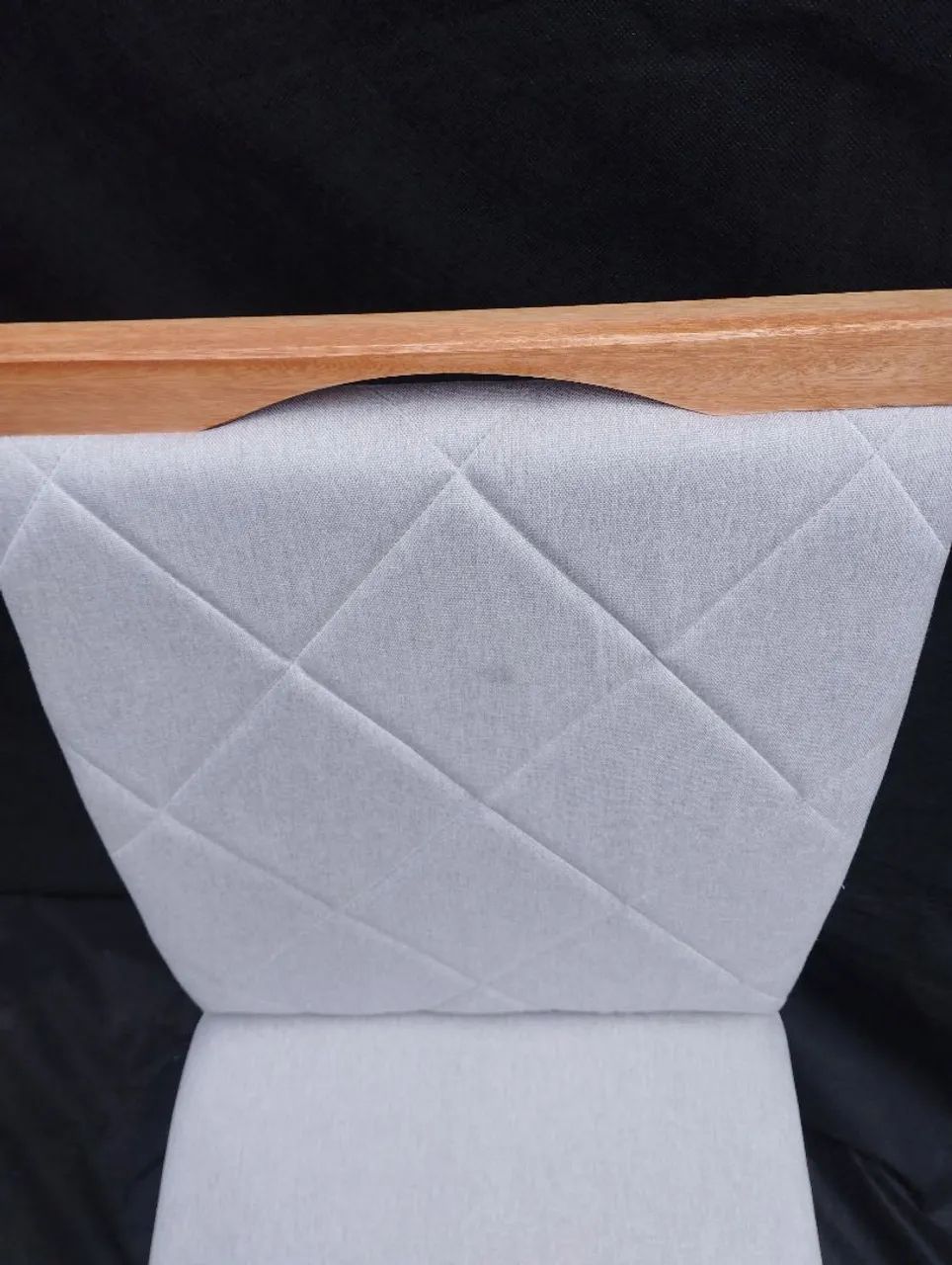 Cadeira estofada com encosto de madeira