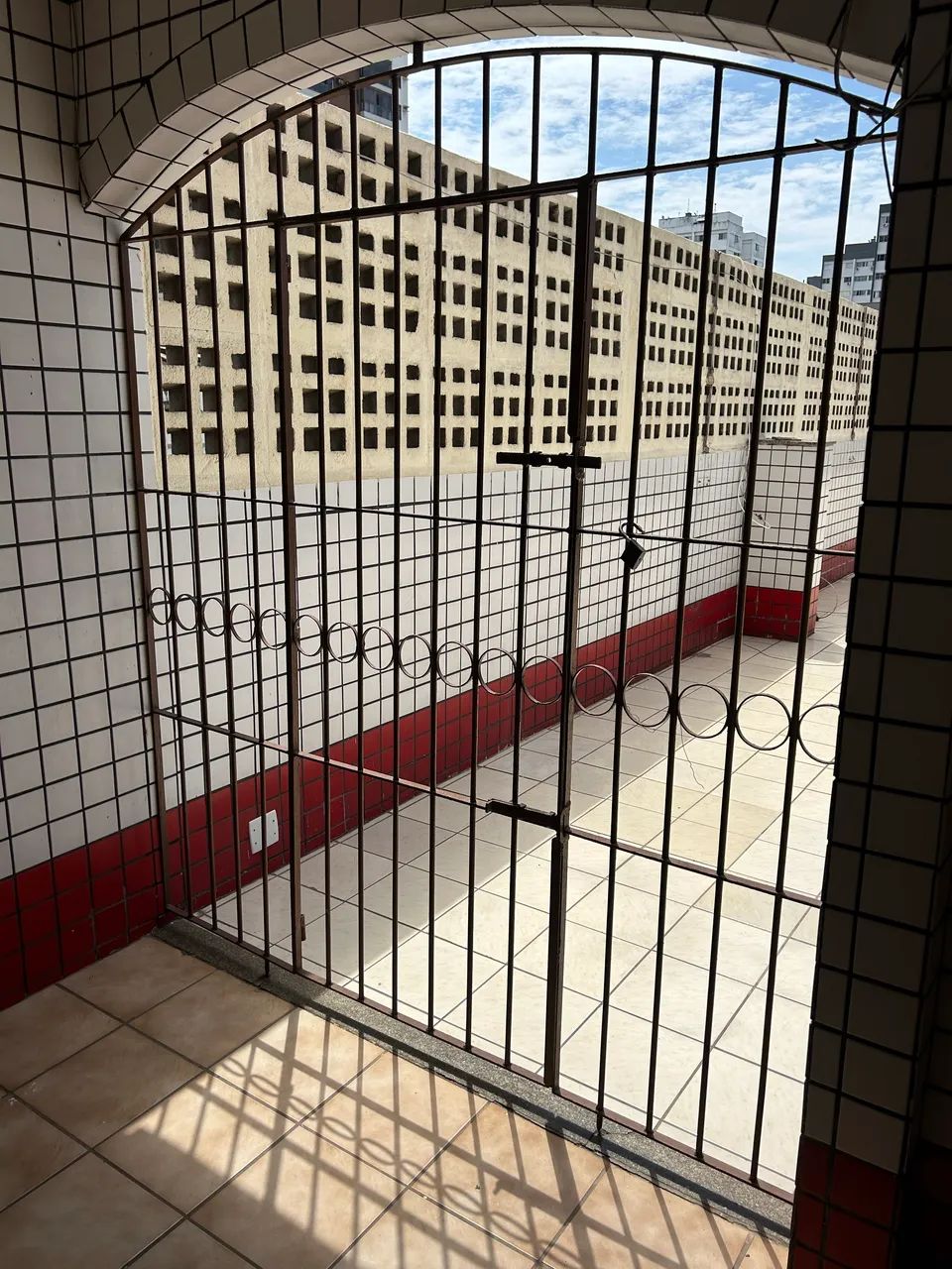 JÁ RETIRADAS- só carregar  Grades de ferro reforçado - ótimo estado, lindíssimo!   - Foto 3