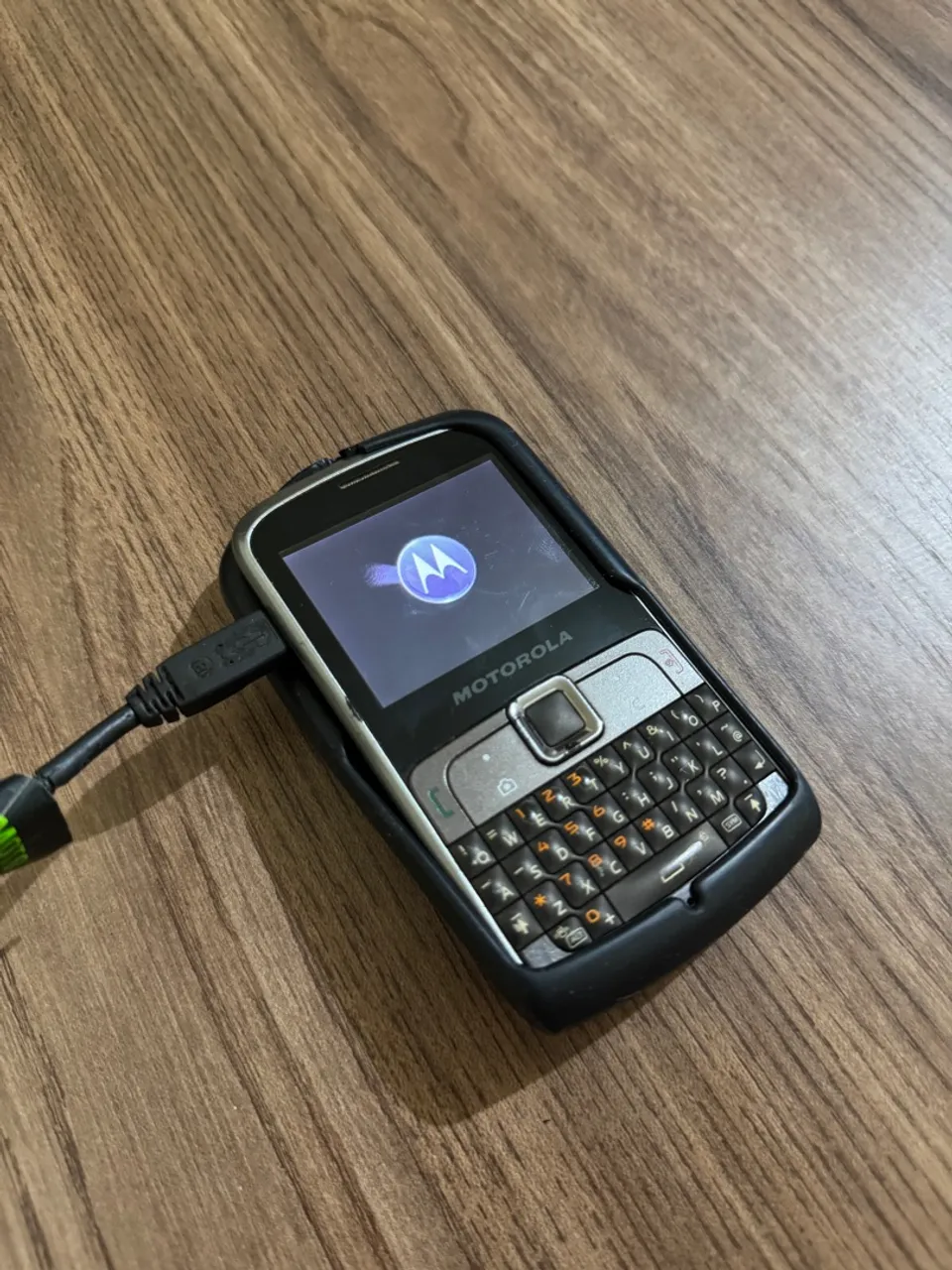 Celular Motorola funcional com carregador