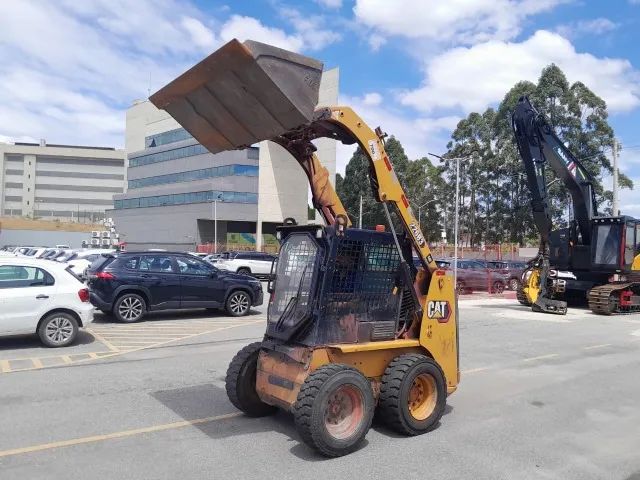 Minicarregadeira CAT 226