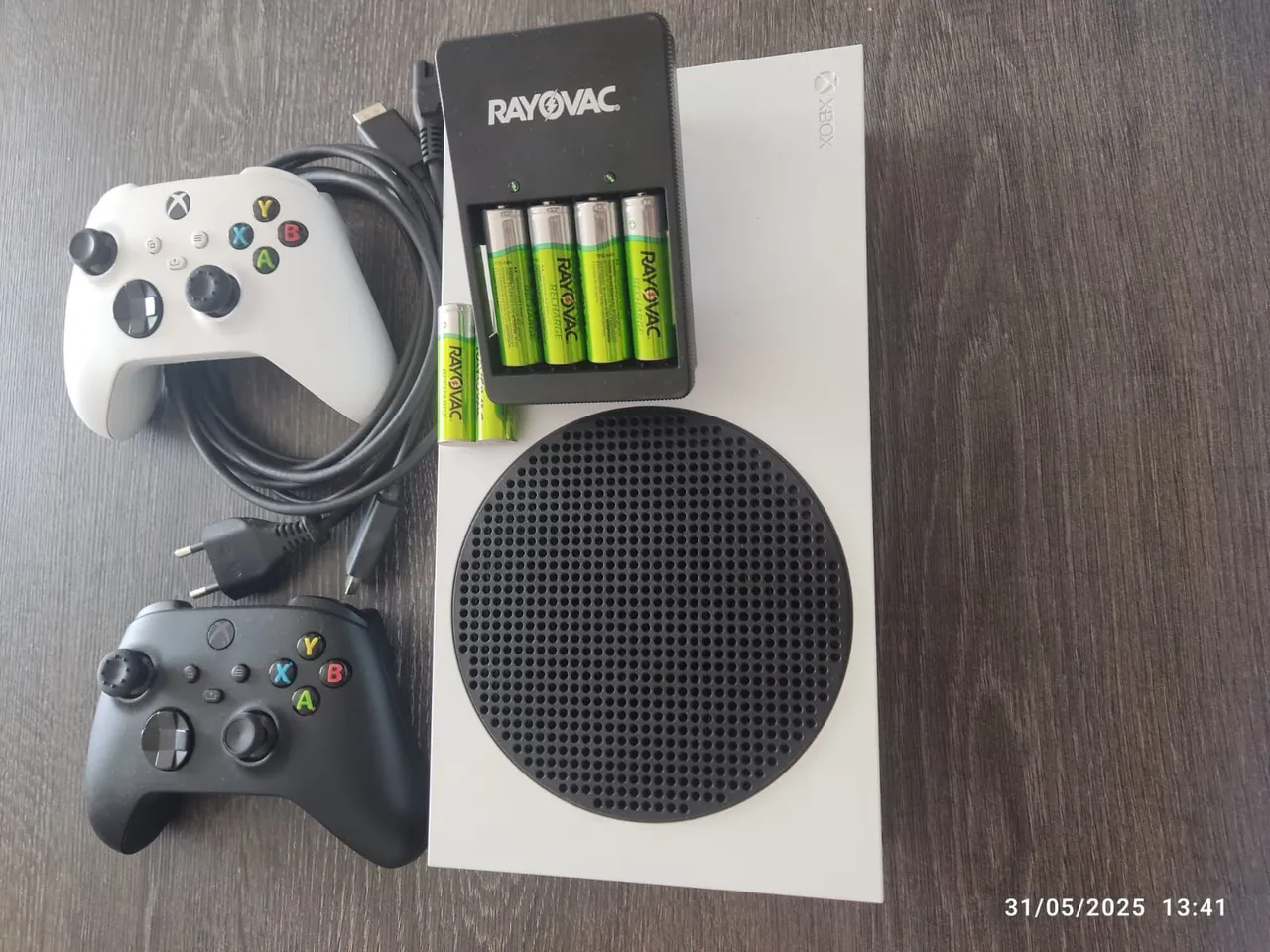 Xbox Series S + 2 Controles + Carregador Rayovac