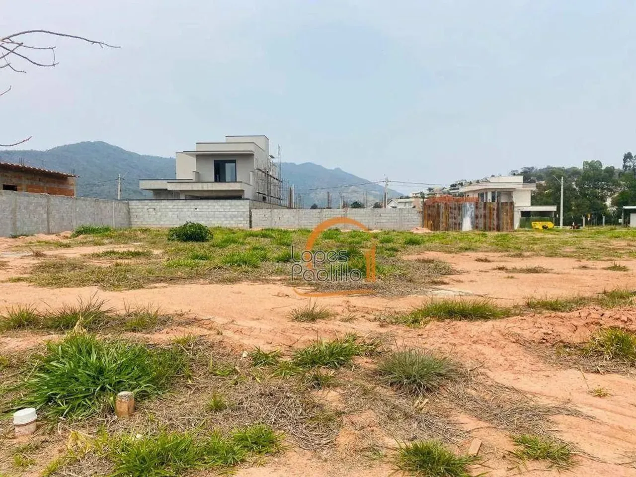 Que tal morar em um condomínio fechado próximo a Juca Peçanha em Atibaia e construir a cas