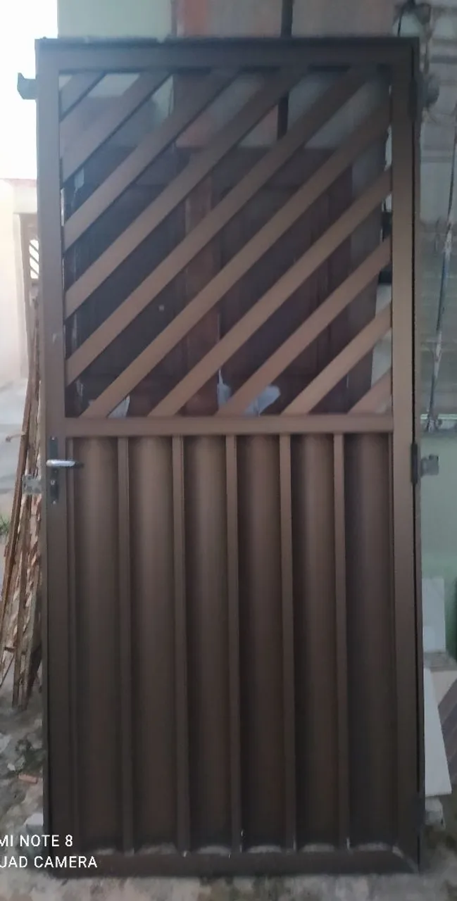 Portão de aço com design moderno