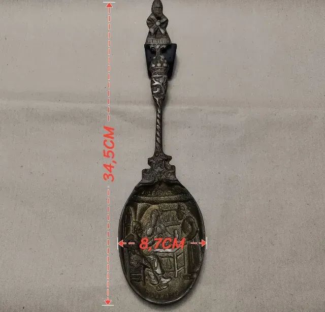 Antiga Colher Decorativa Em Bronze. Peça Assinada Holanda.