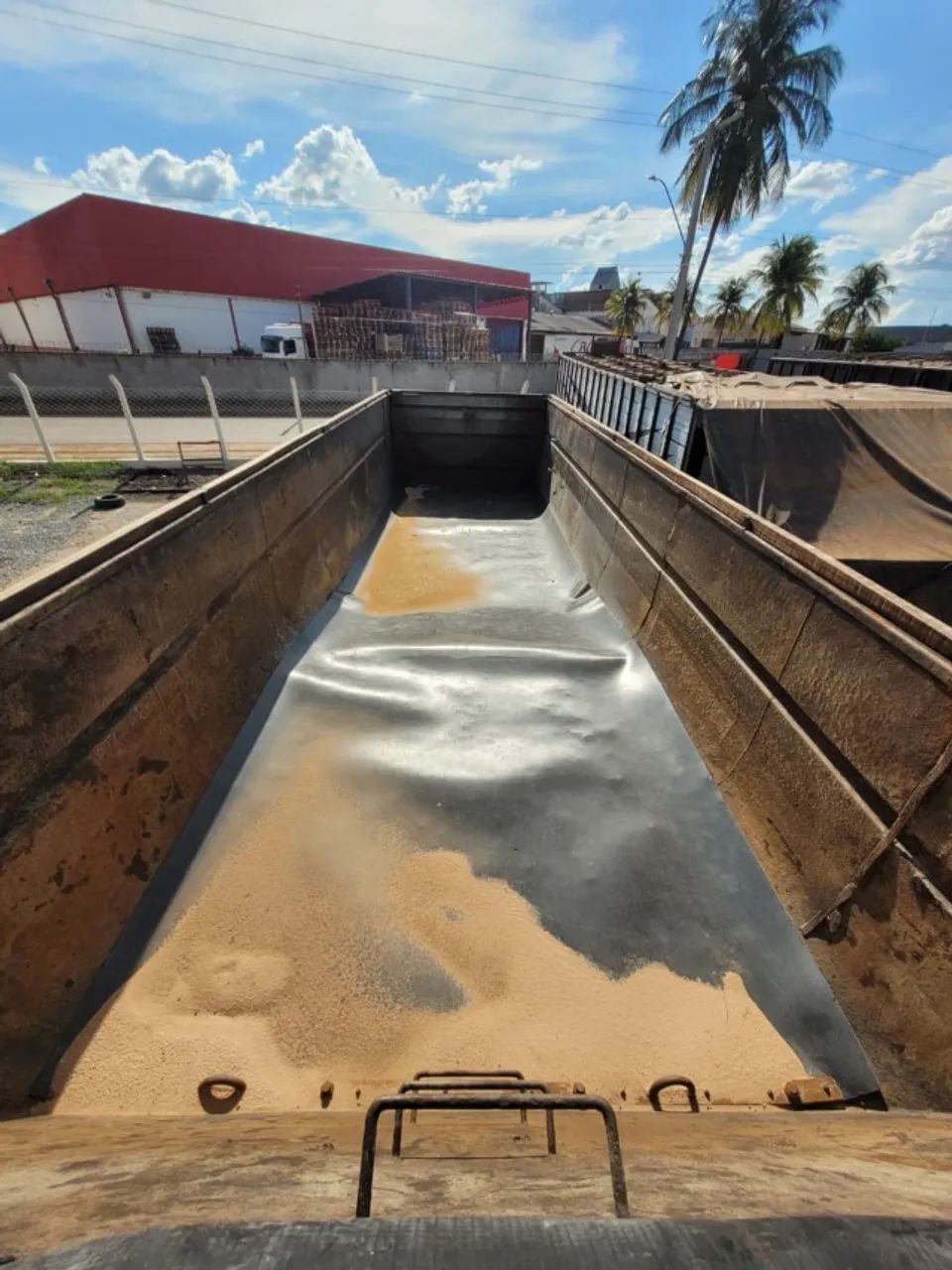 CARRETA RODOLINEA CAÇAMBA BASCULANTE 3 EIXOS 25M³ 2011 PRETO  - Foto 12