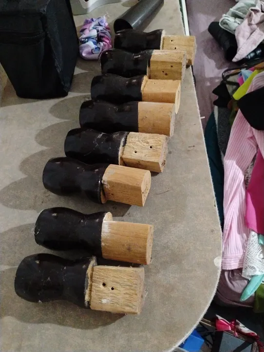 Pés de guarda roupa