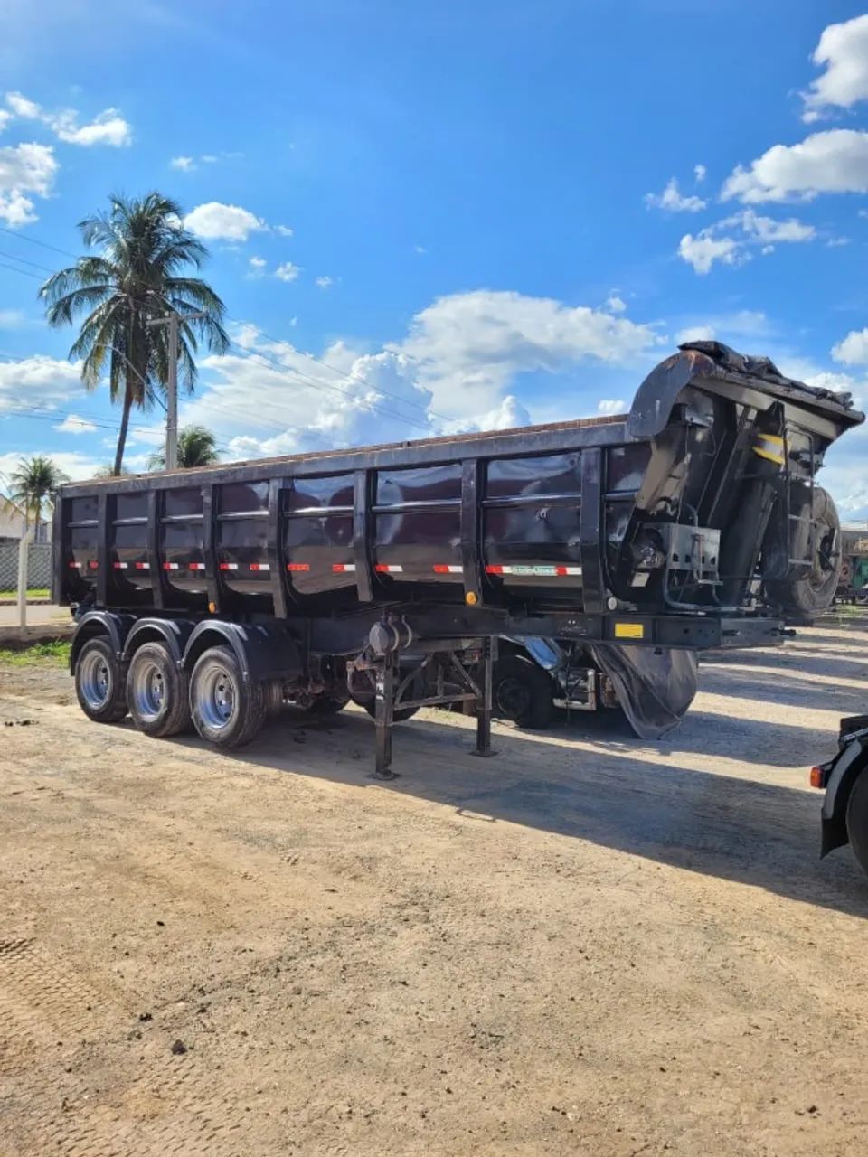 CARRETA RODOLINEA CAÇAMBA BASCULANTE 3 EIXOS 25M³ 2011 PRETO 