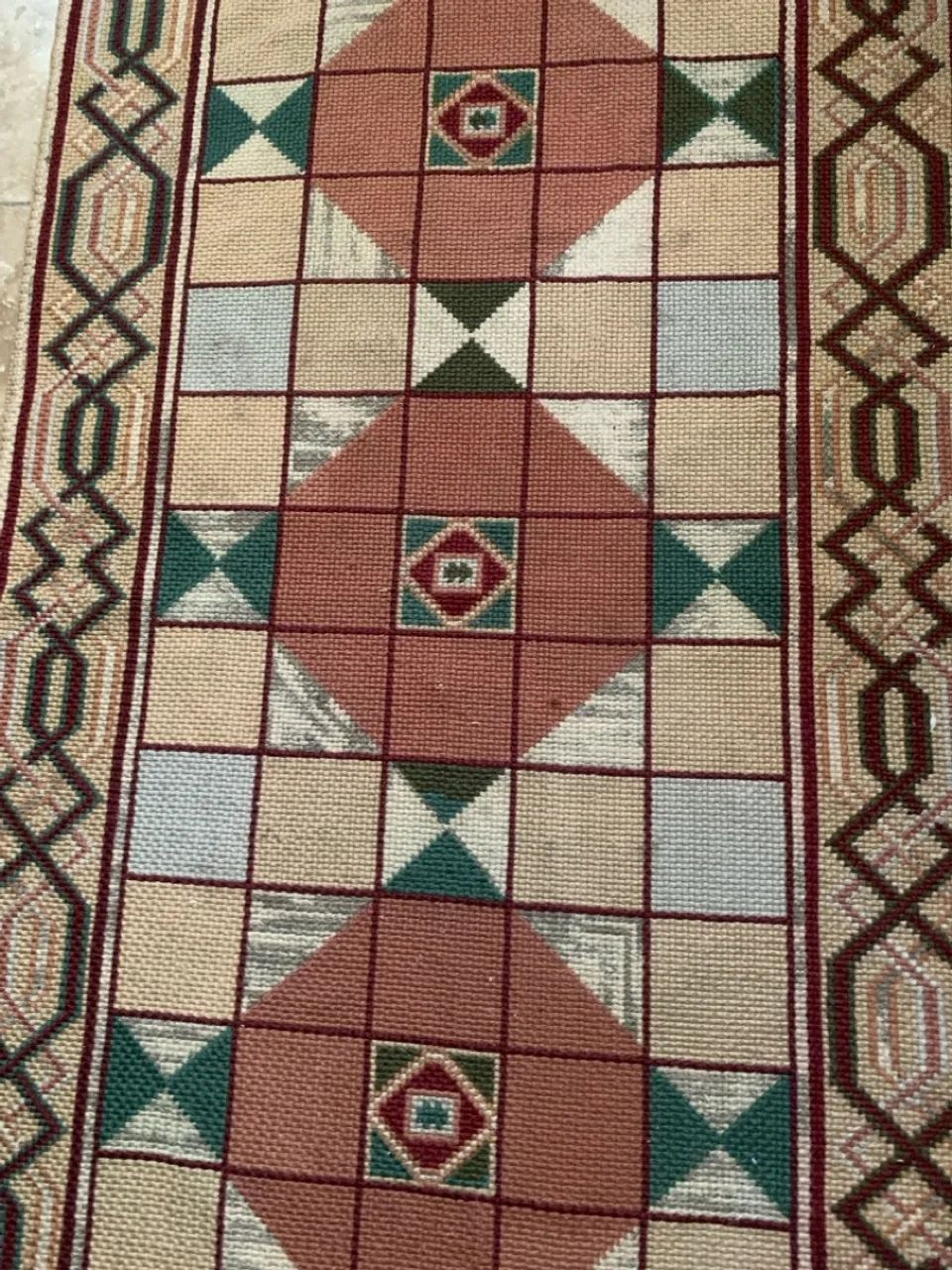 Tapete Artesanal Tapeçaria Egípcia Retangular Bordado a mão em Lä. (80 X 40cm) - Foto 2