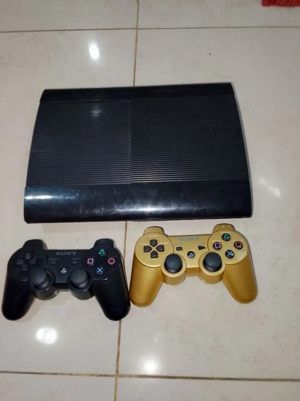 Ps3 com 2 controles e um Nintendo 3DS e