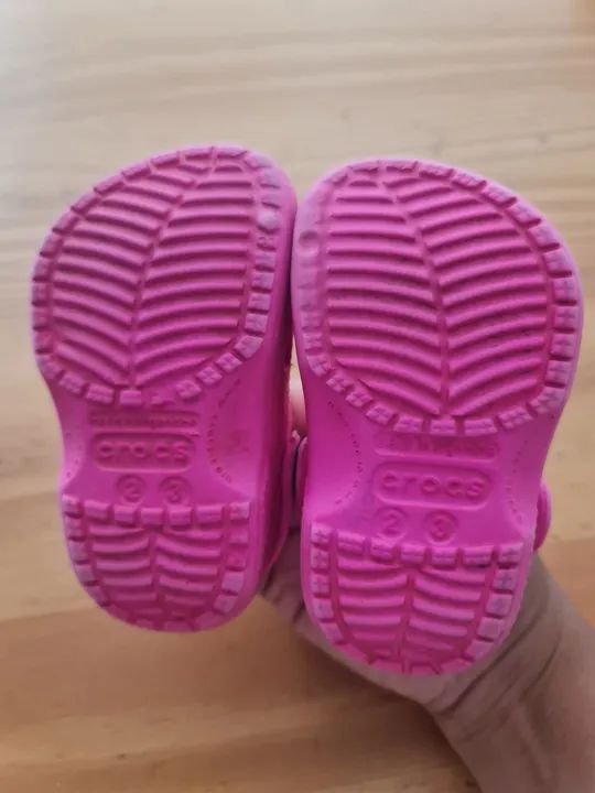 Sandálias Crocs Rosa Bebê C2/3 BR 20/21 - Foto 2