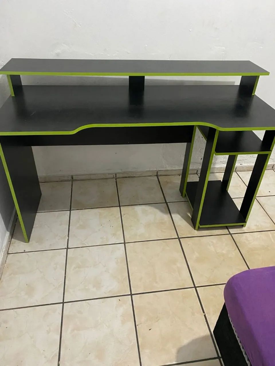 Mesa Gamer - Resistente e em ótimo estado - Foto 3