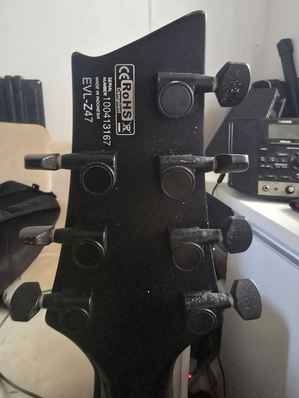 Guitarra corte 7 cordas captadores EMG z tremolo, regulada - Foto 5