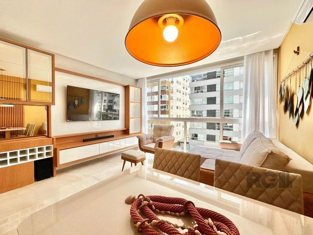 APARTAMENTO À VENDA COM SACADA DE FRENTE