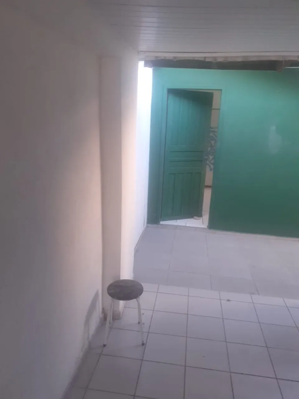 Aluga se uma casa de fundos
