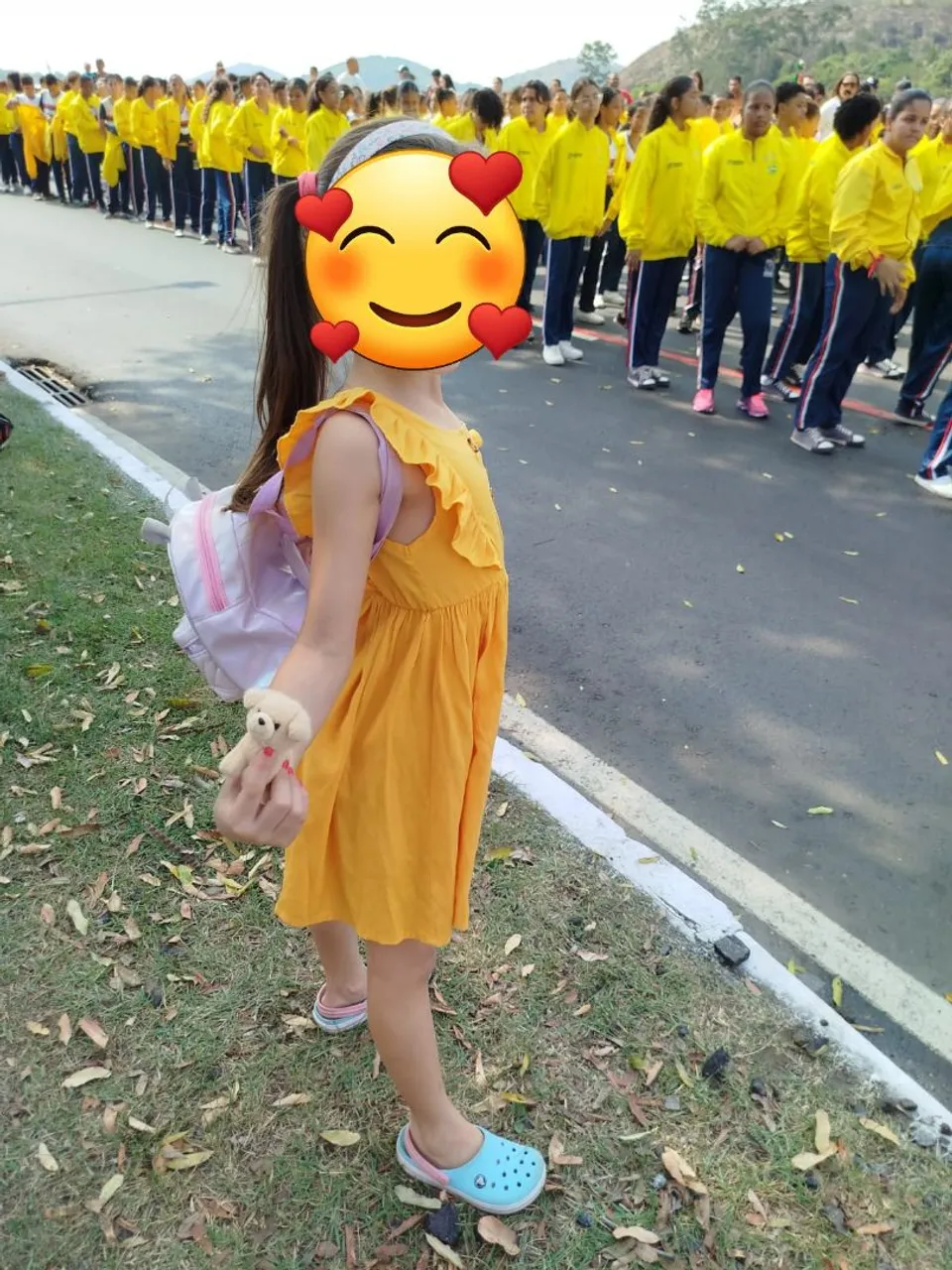 Vestido amarelo infantil com detalhes charmosos