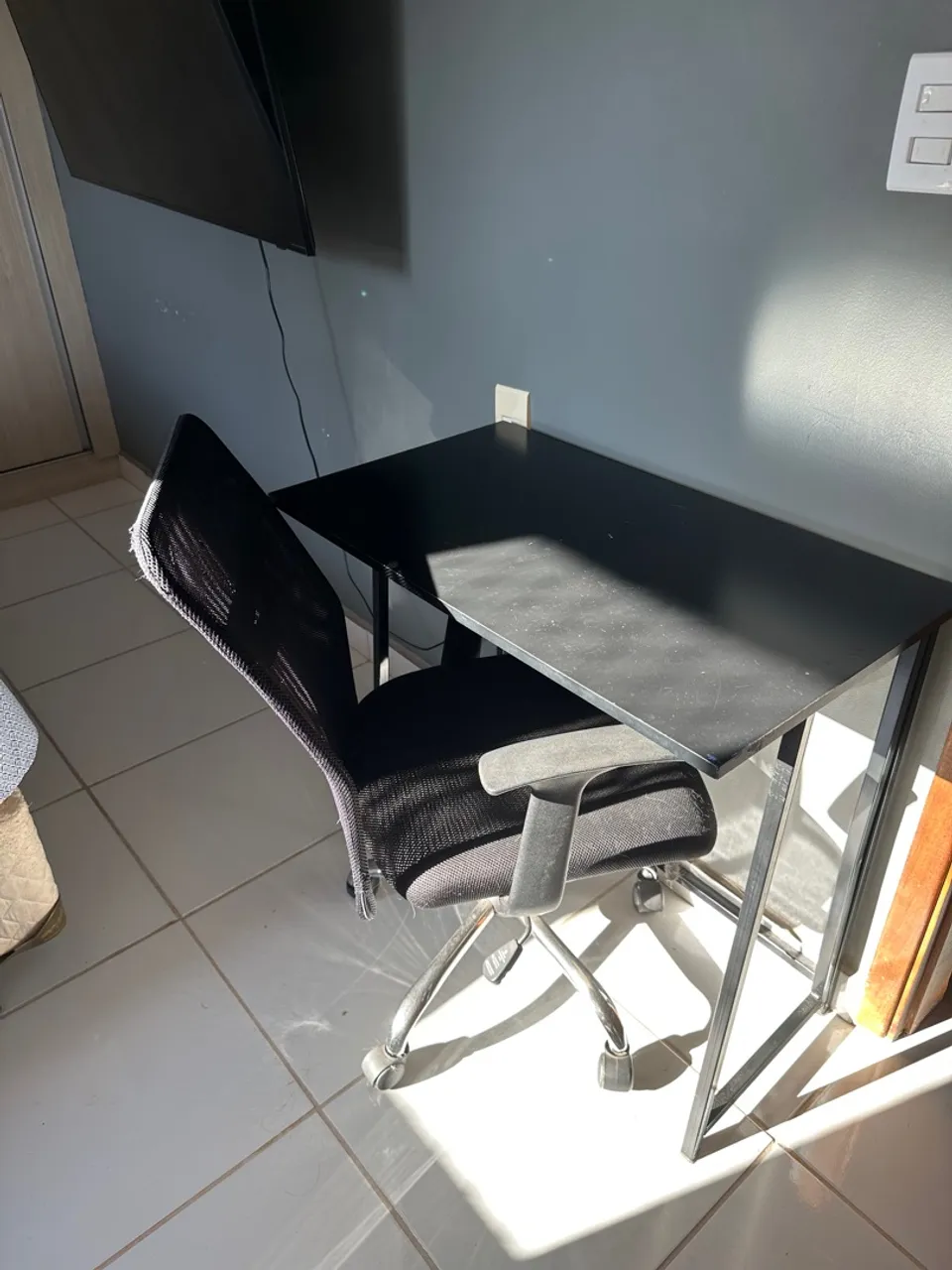 Cadeira e mesa de escritório preta