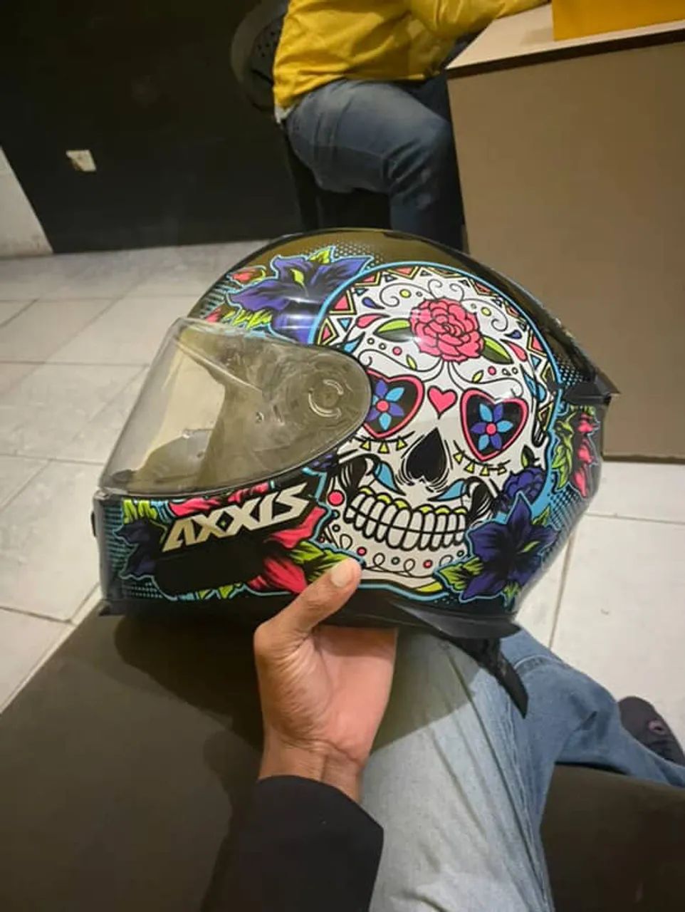 Capacete Axxis com design de caveira