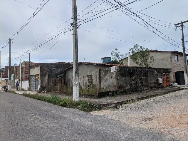Casa na Avenida 6 próxima à Degepol
