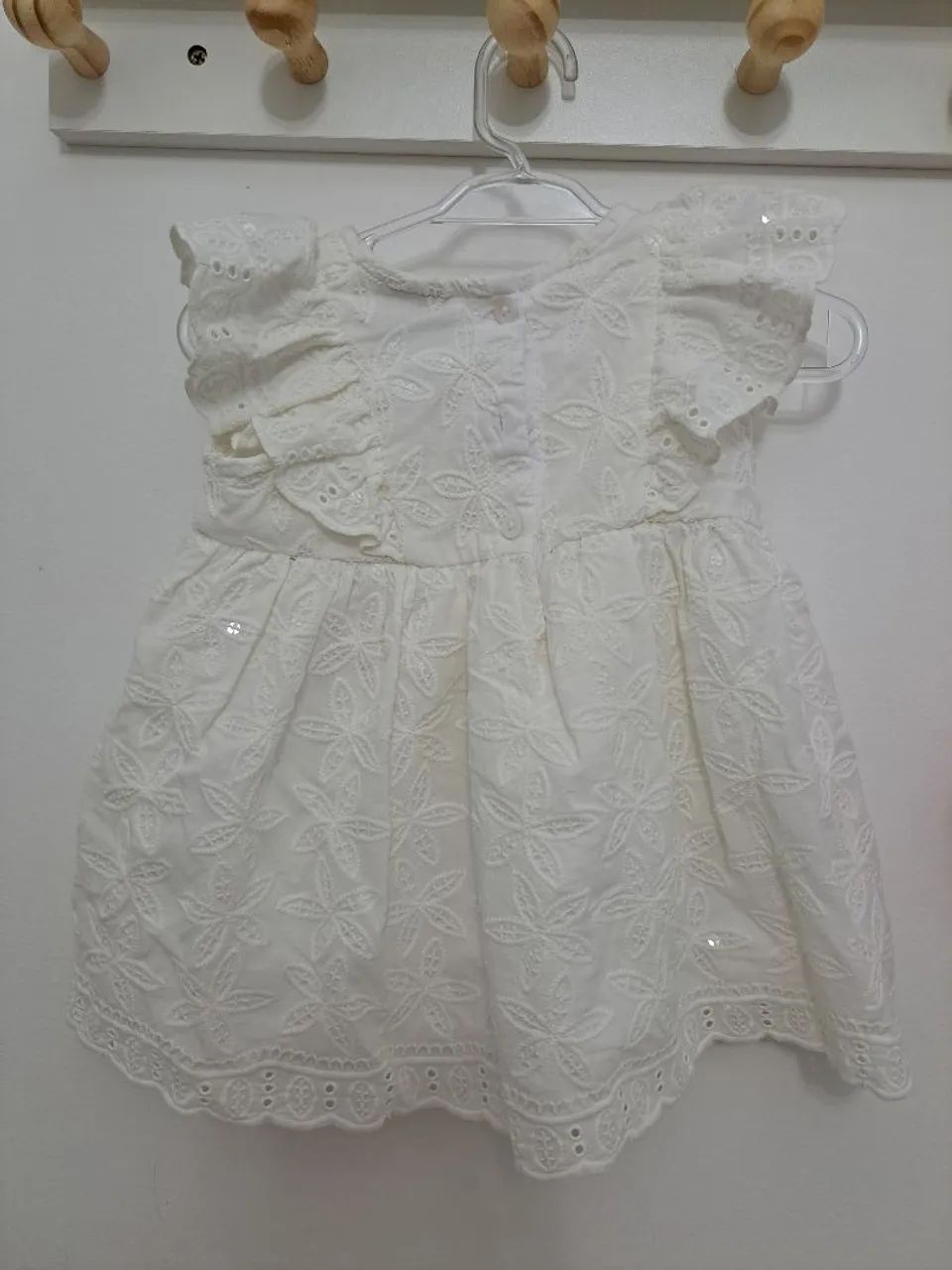 Vestido branco bordado para bebê - Foto 4