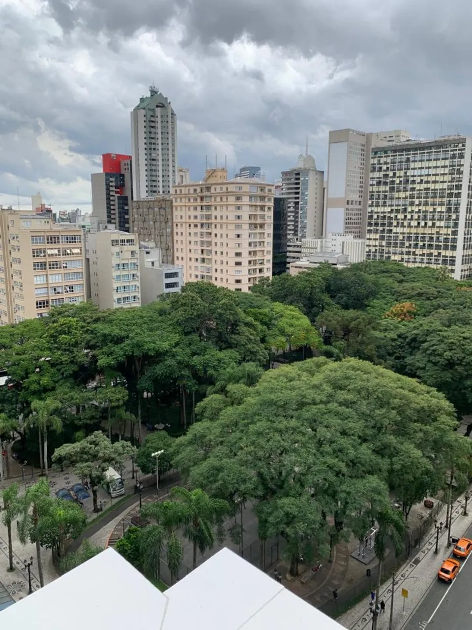 Apartamento centro, praça Osório com sacada.