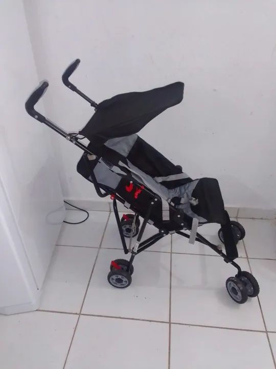 Carrinho de bebê dobrável - leve e prático - Foto 4