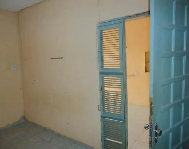  Alugo casa com 01 quarto toda reformada, próxima ao atacadão do Bonsucesso! - Foto 2