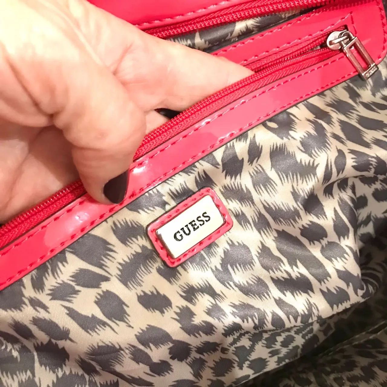 Bolsa Guess Original Monograma - Marrom e Rosa - Foto 3