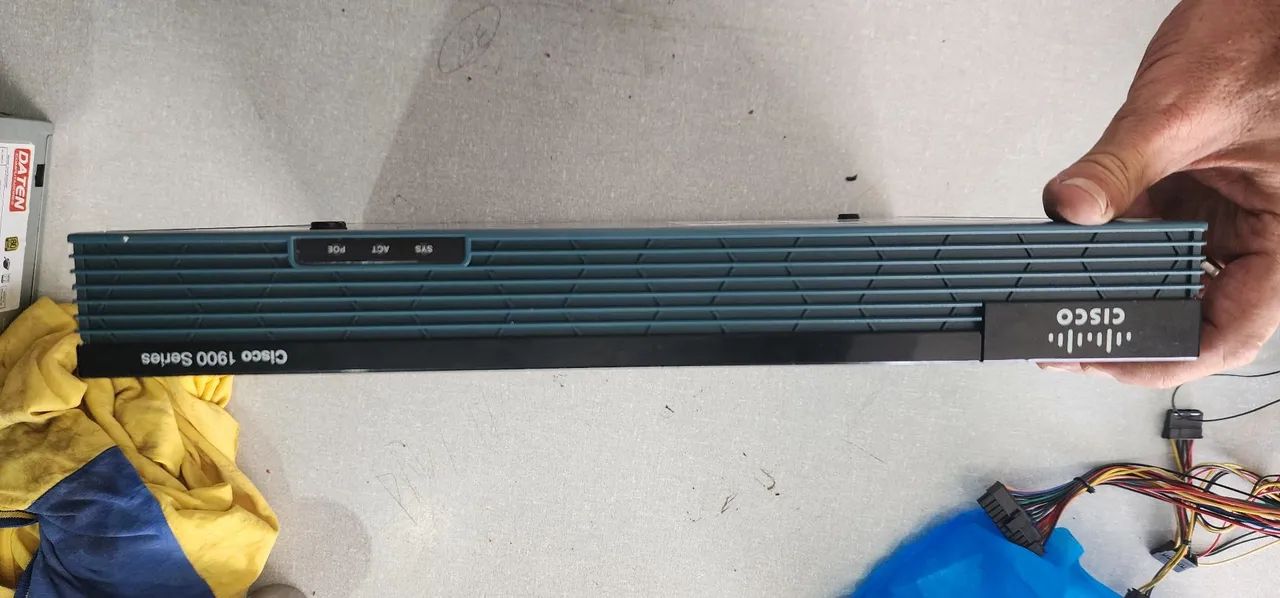 Switch Cisco 1900 Series usado63824118815491120