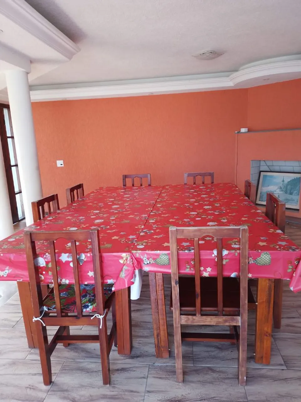 Mesa com cadeiras em madeira maciça