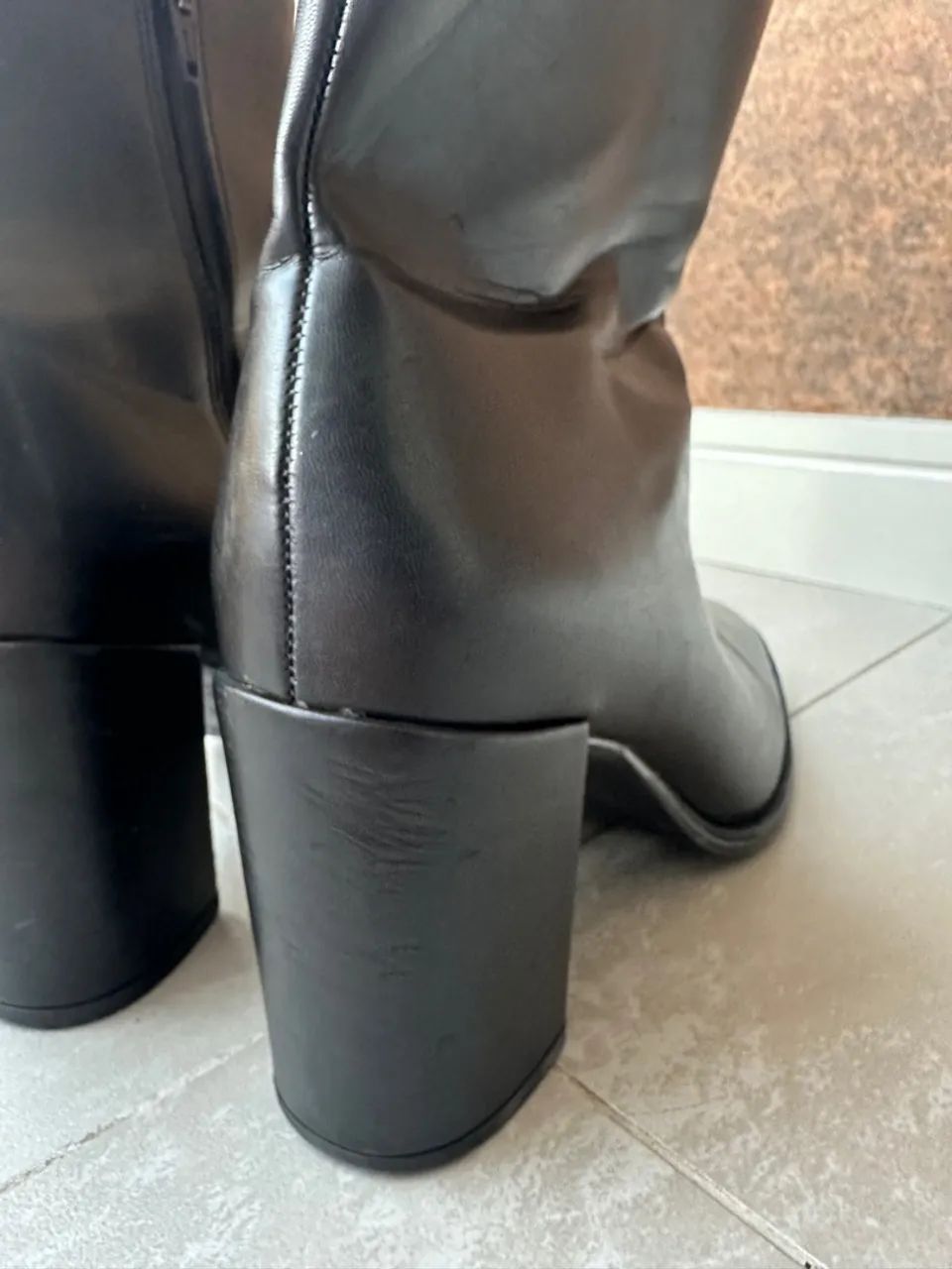 Bota preta cano curto com salto bloco - Foto 2