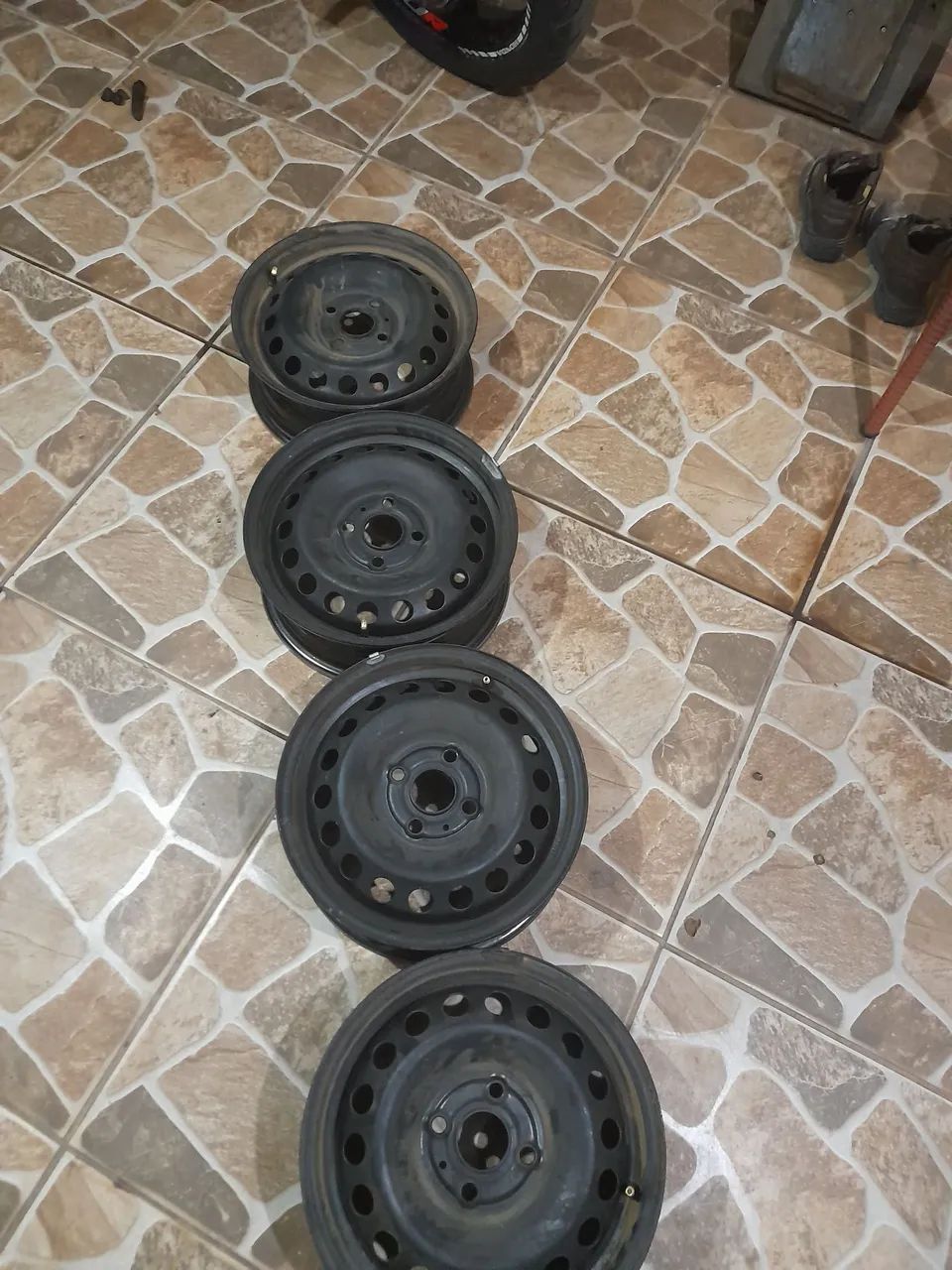 Vendo 4 roda  de ferro aro 14 do hb20 simi nova - Foto 2