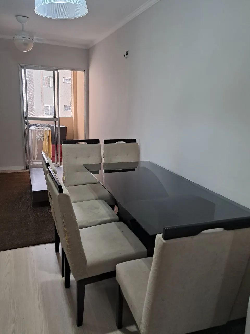Mesa de jantar com seis cadeiras. 