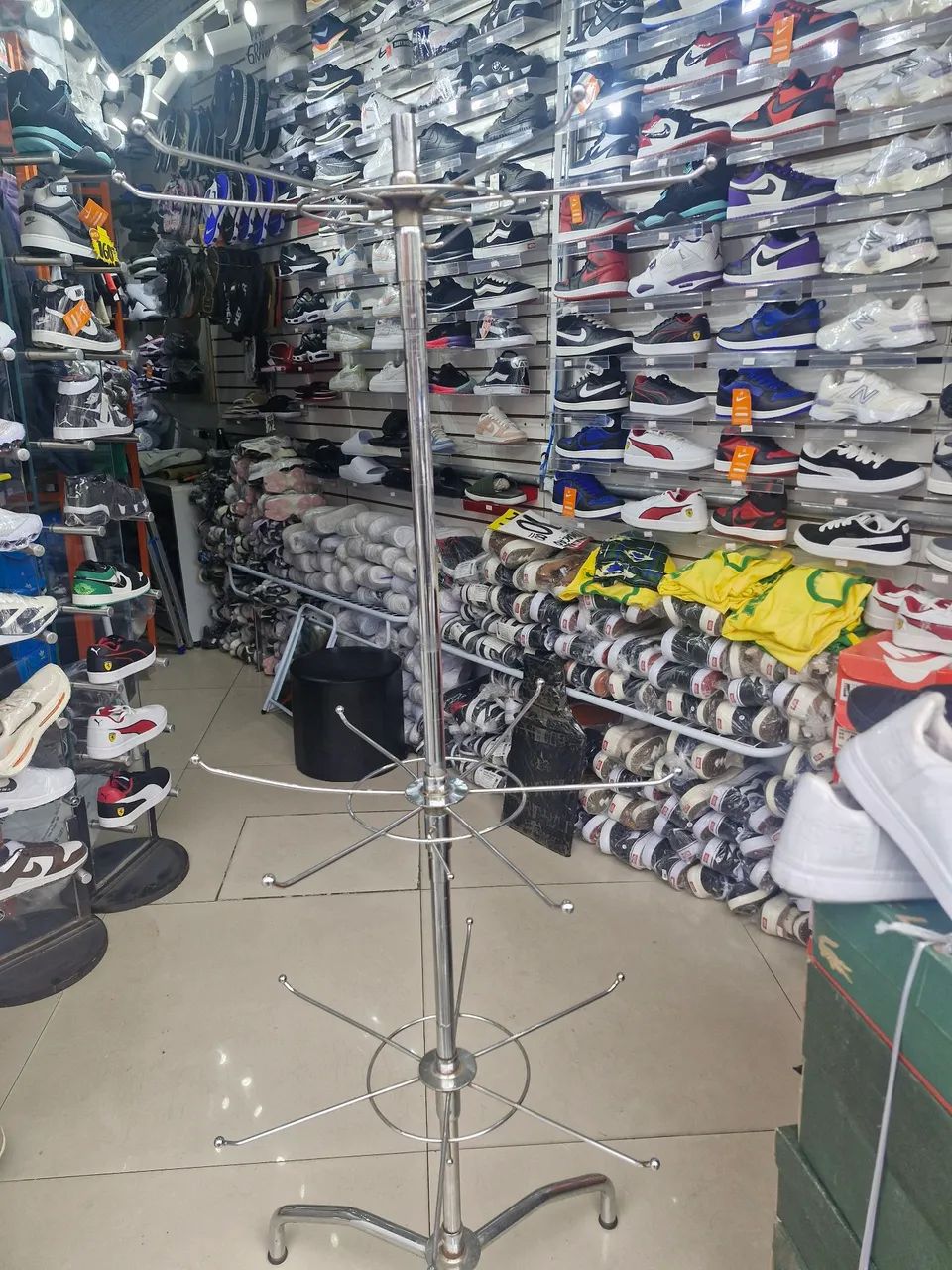 Vendo Araras, balcões e manequins para loja - Foto 4