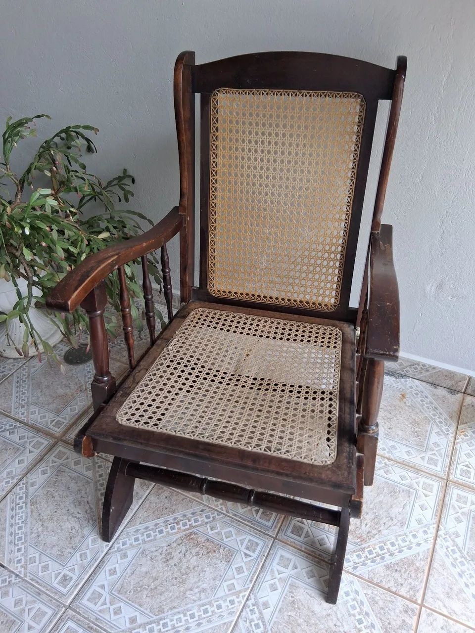 Cadeira de Balanço Antiga de Madeira Nobre 