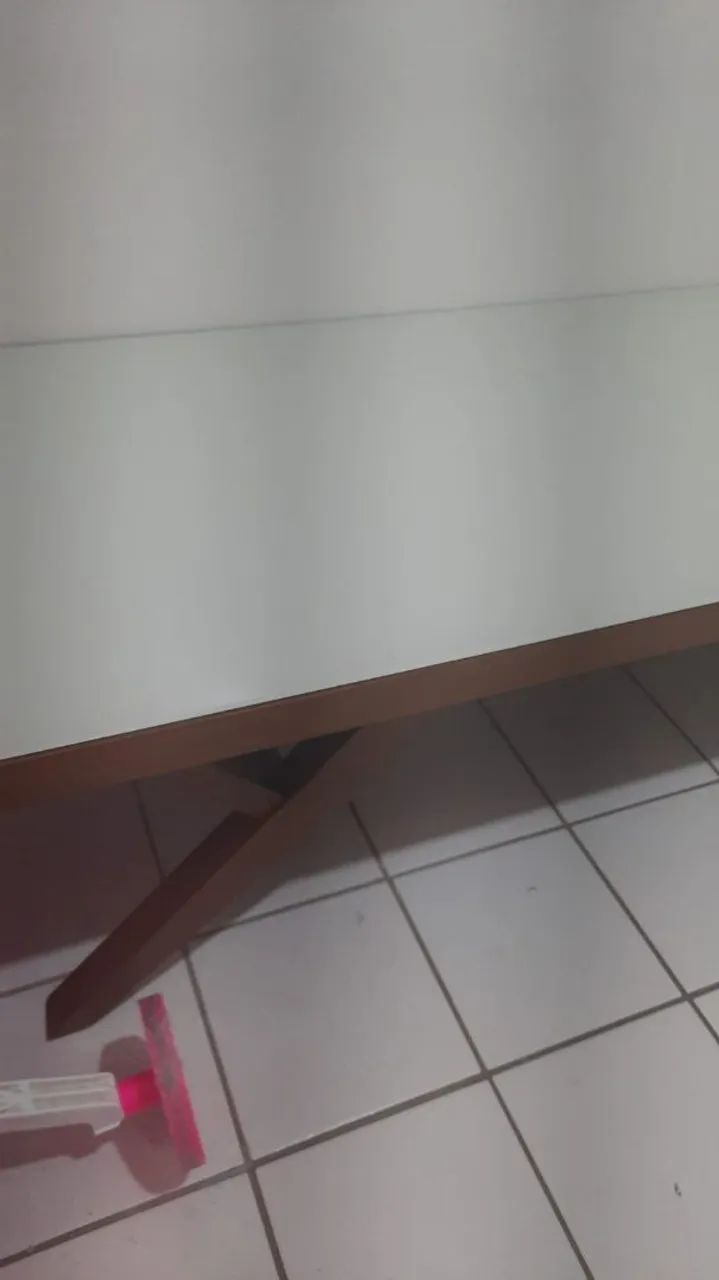 Vendo Centro em madeira maciça com tampo em vidro - Foto 3