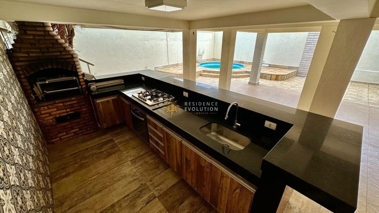 Casa com 3 Quartos e 4 Vagas | Espaço Gourmet e Piscina - Foto 3