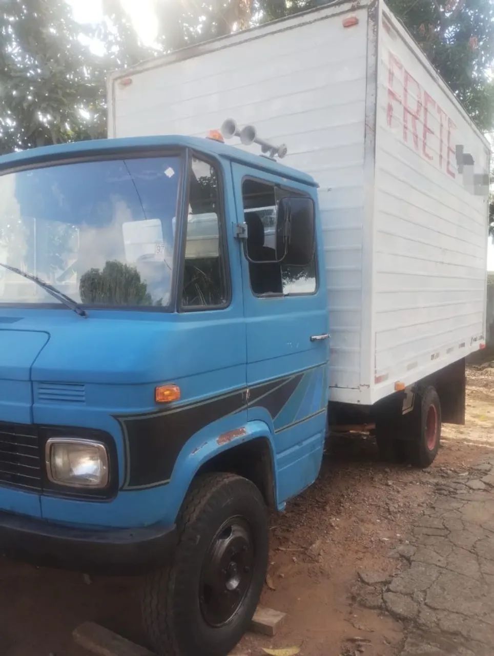 Caminhão baú 608