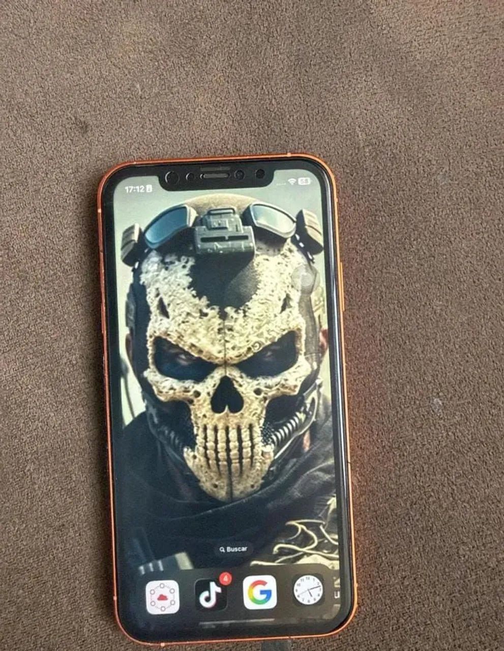 iPhone 11 na carcaça do 17