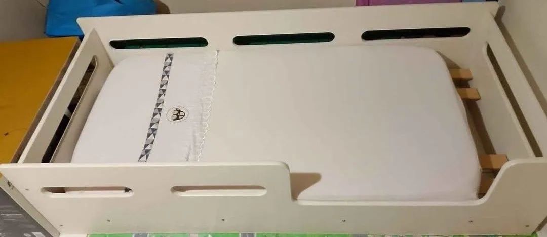 Cama infantil com colchão de berço 
