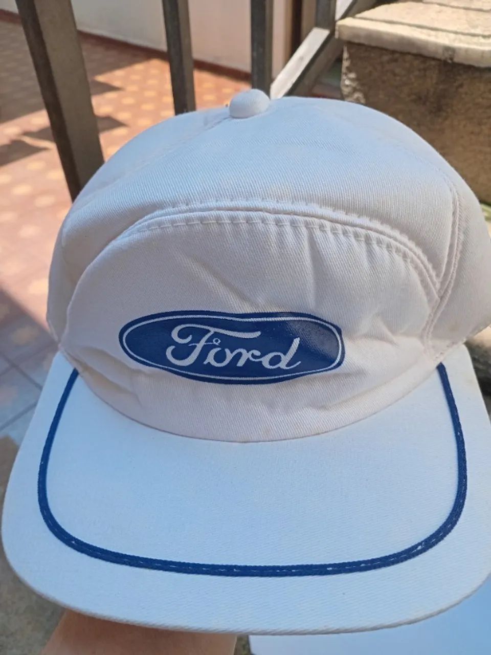 boné antigo ford branco (desgaste do tempo)