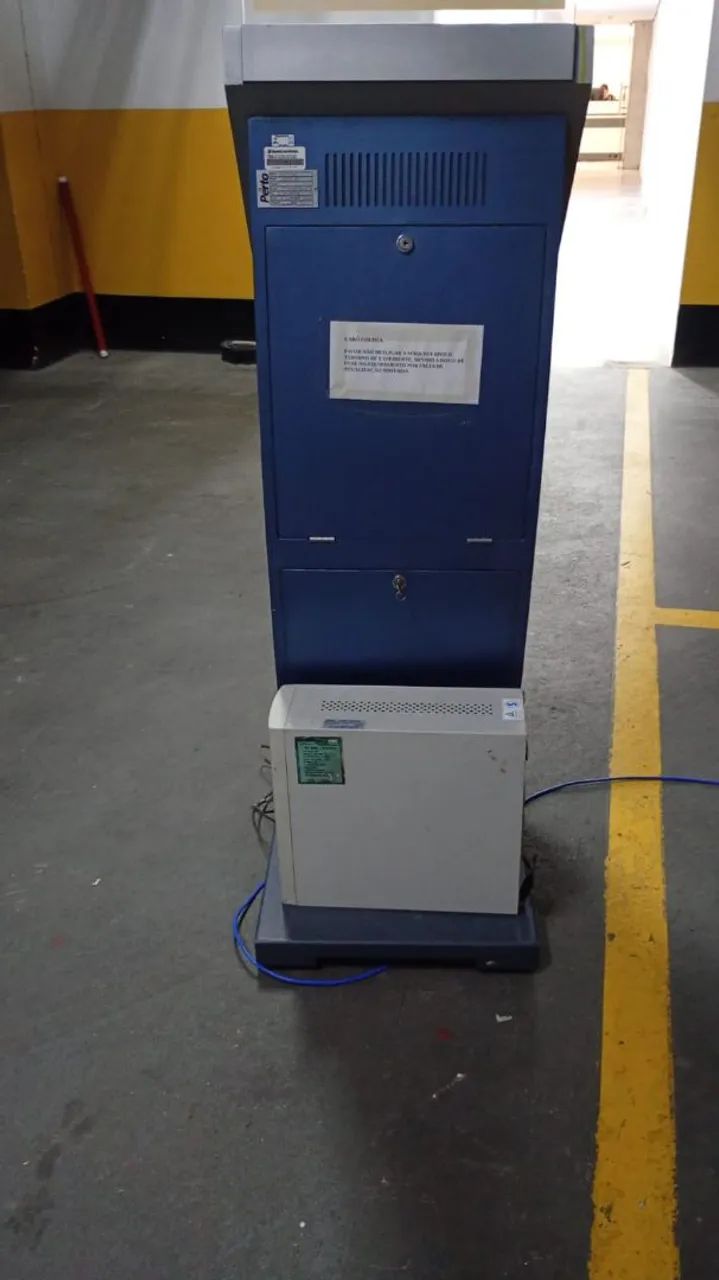 Totem de atendimento monitor impressora e CPU Embutido 