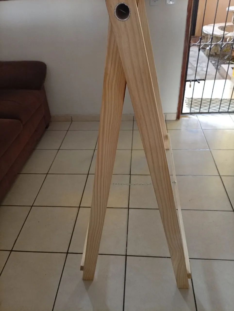 Arara para roupas (ótimo estado) + 55 cabides - Foto 2