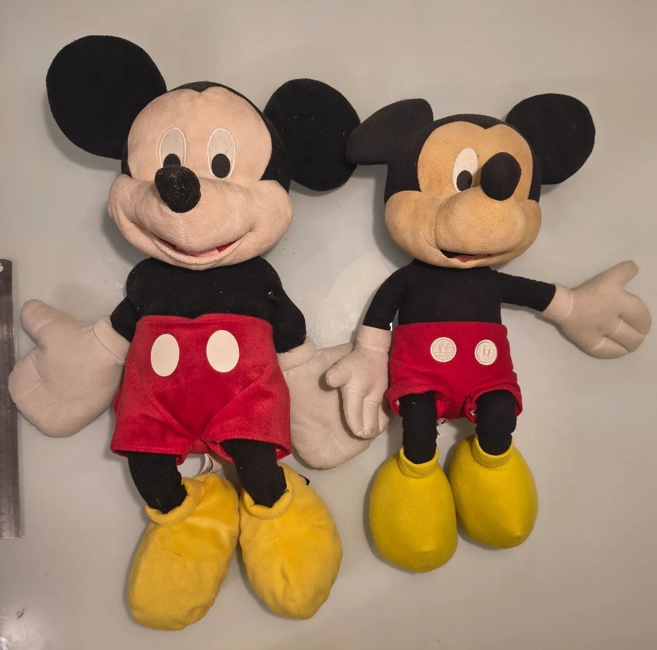 2 Mickeys pelúcia em excelente estado.