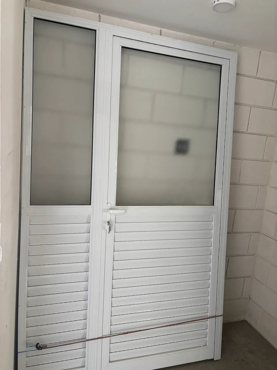 Porta que divide cozinha  e lavanderia!!