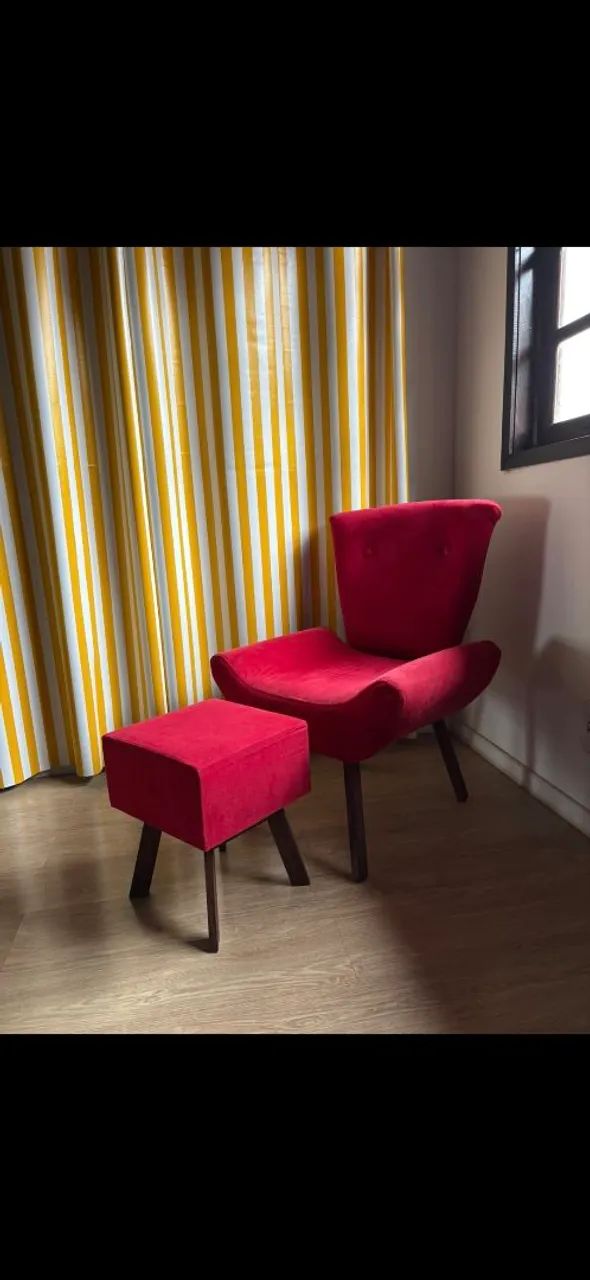 Poltrona Decorativa Retrô Vermelha com Puff Apoio de Pés - Pés Palito"