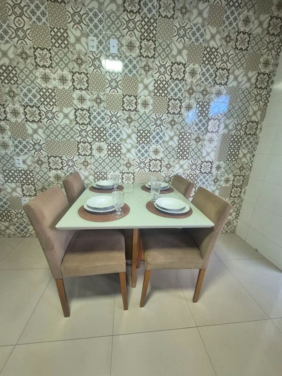 Mesa de jantar 4 cadeiras 
